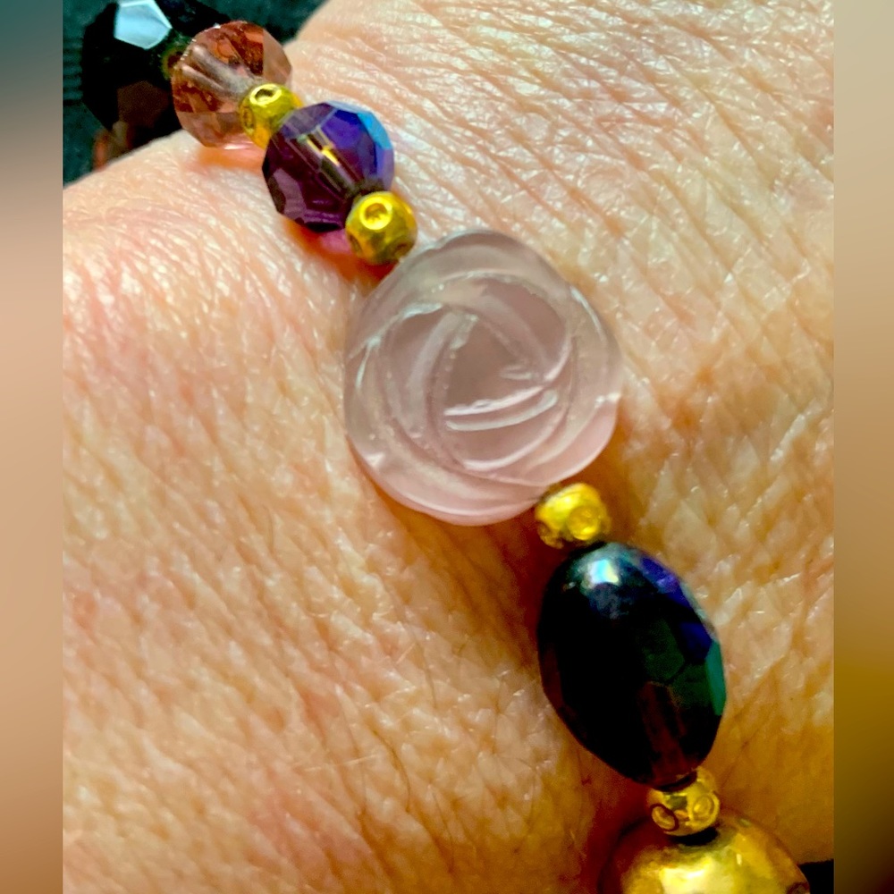 🌹Carved Purple Rose & Gold Tone w/Faceted Beads Stretch Bracelet by Cookie Lee - Picture 2 of 6